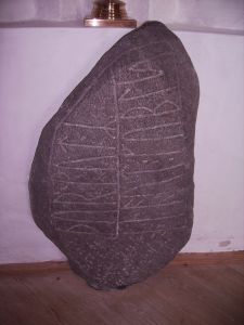 Noerre_Naeraa, pietra tombale con vincolo