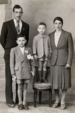 Enio Mancini (sulla sedia), la madre, il padre e il fratello