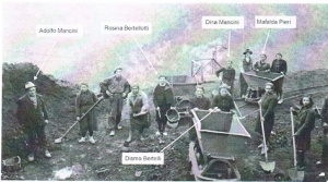 Squadra femminile delle miniere dell'Arsiccio, anni '40. (M. Piccolino)